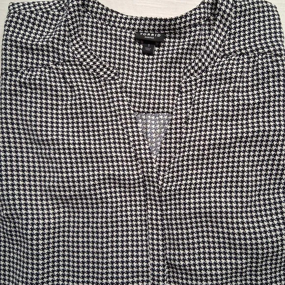 torrid Black and White Houndstooth V-Neck Blouse - Picture 9 of 14
